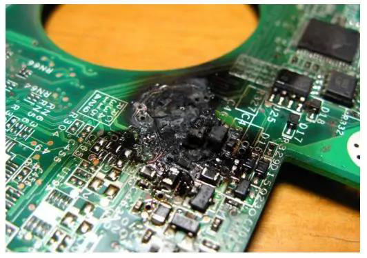 激光錫焊過程不可控燒毀的電路板圖示 激光錫焊過程不可控燒毀的電路板圖示